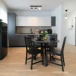 Maria - Modern Apartment With Parking And Workspace